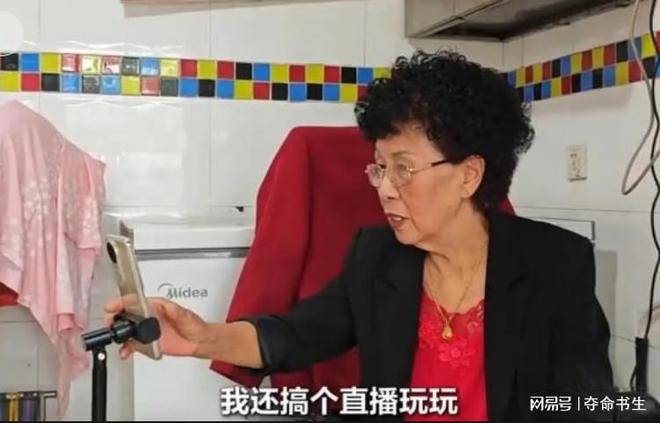 阿姨爆火如今生意冷清自曝被30岁网友求婚AG真人澳门百家家乐1年前10元手冲咖啡(图2)